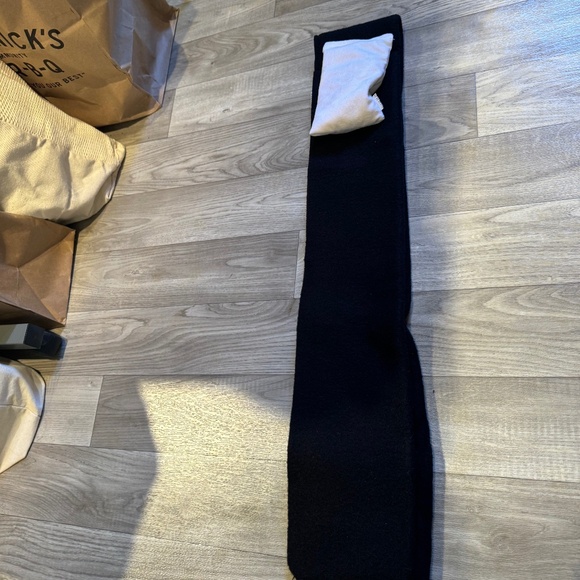 Dearfoams Microcore Microwave Heated Black Scarf - Picture 5 of 5